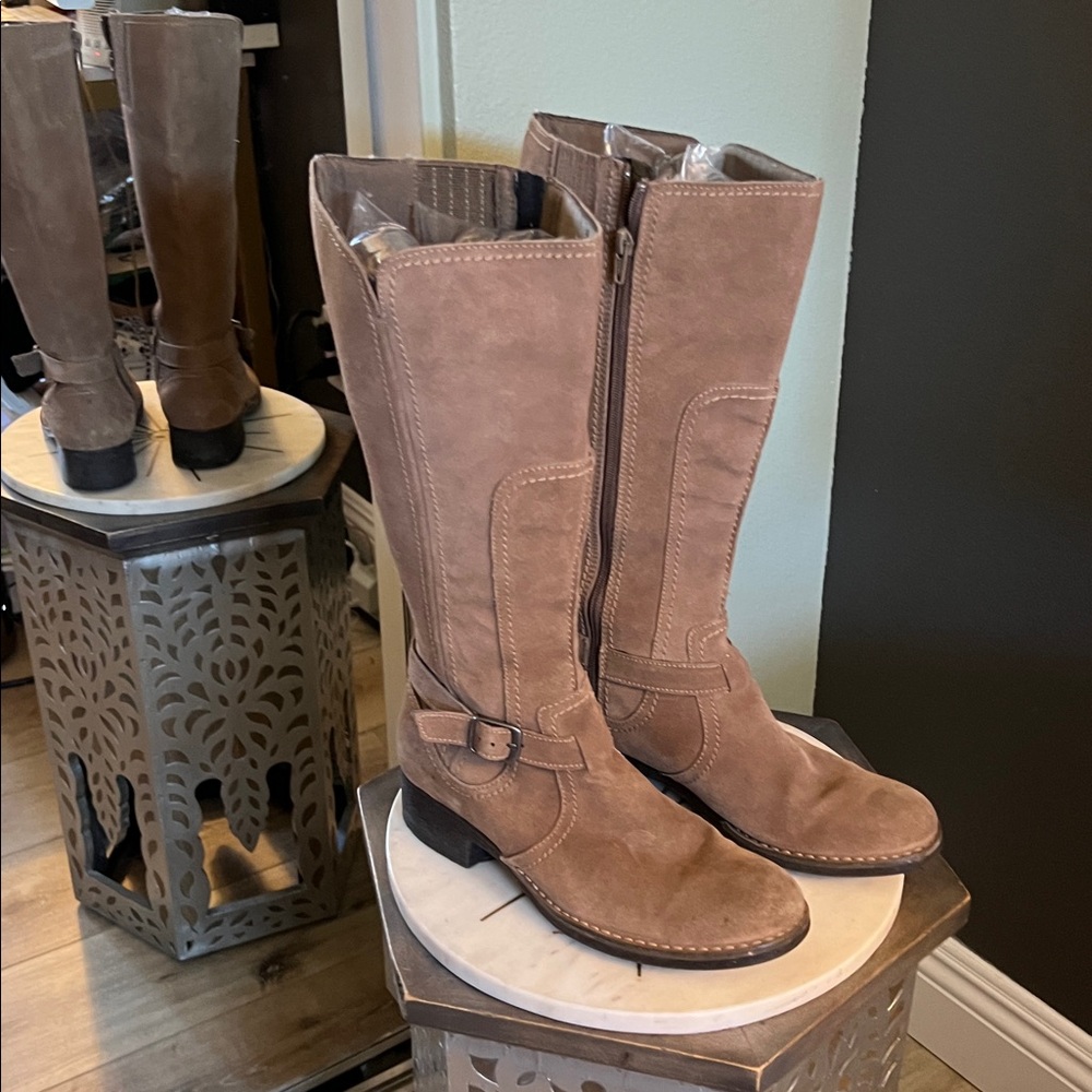 1 hour sale. Worn once, Clarks, size 8.5, Brown Suede Heeled Boots, COZY